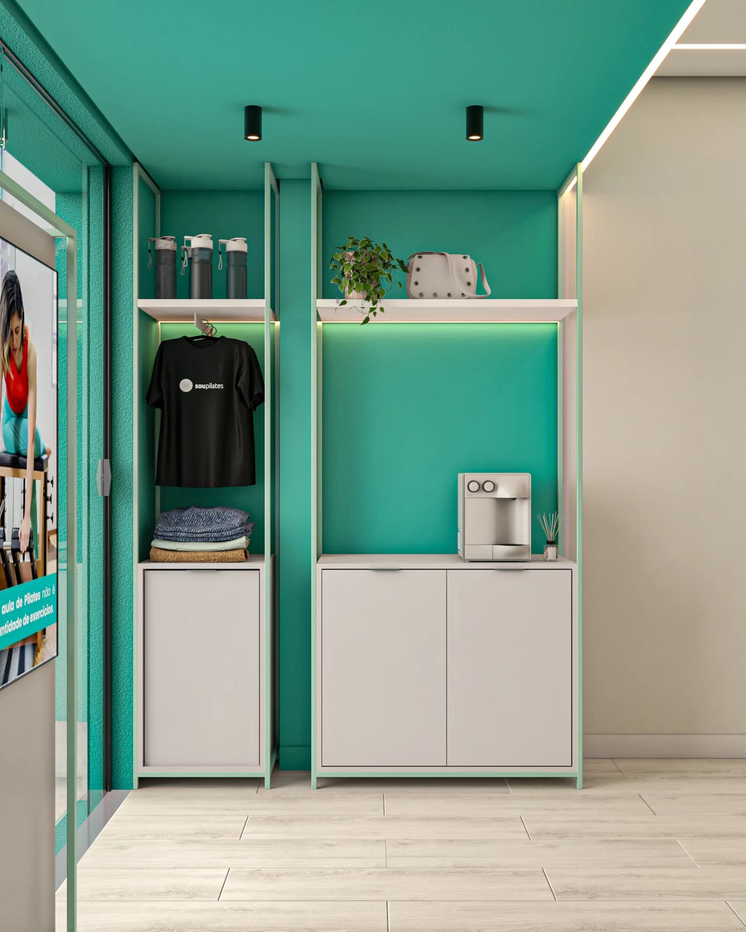 Recepção da Sou Pilates em verde, com a lojinha de produtos da marca e o armário de apoio iluminado.