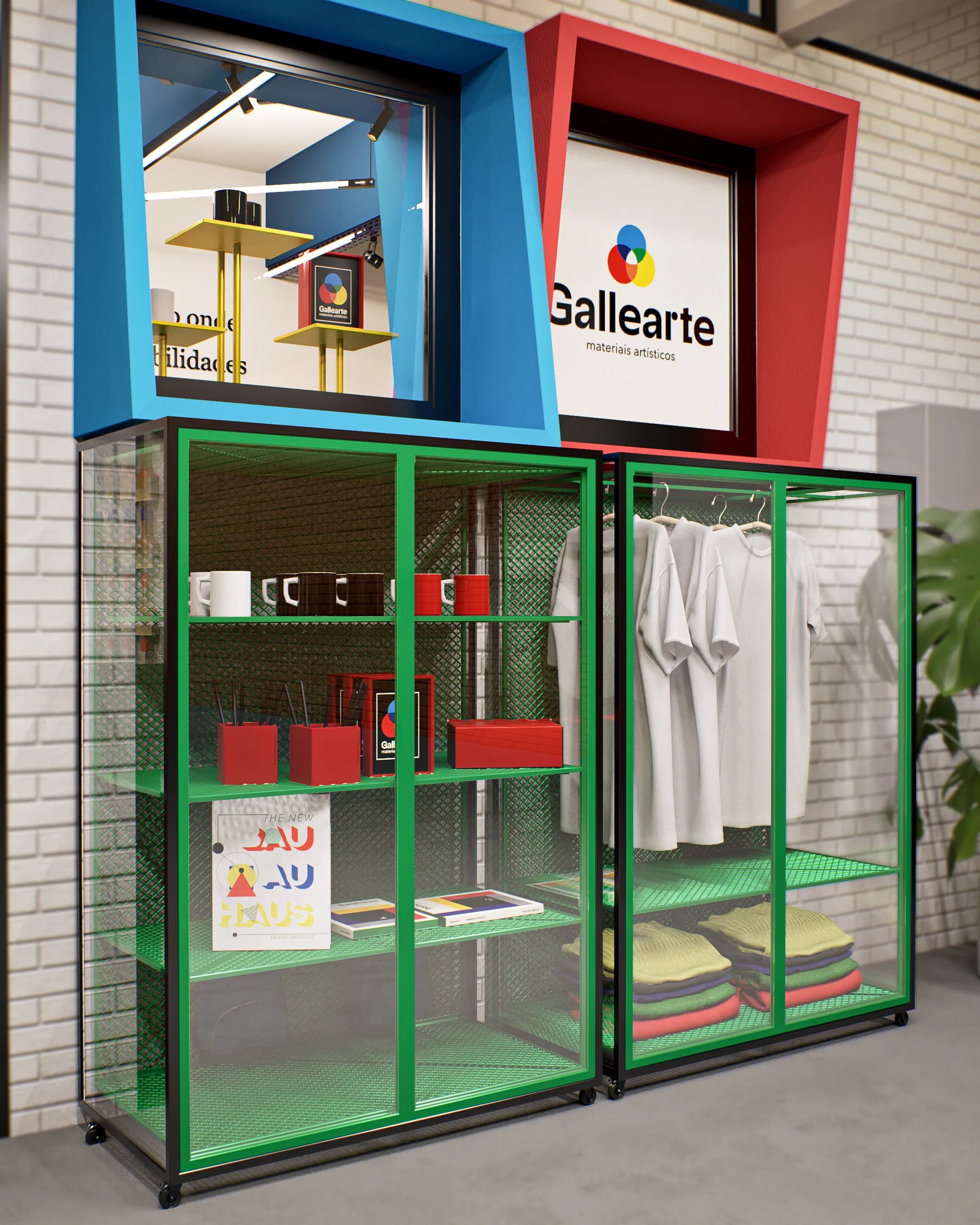 Expositores externos da Gallearte em estrutura metálica verde, com camisetas e objetos da marca, sob as molduras azul e vermelha da vitrine.