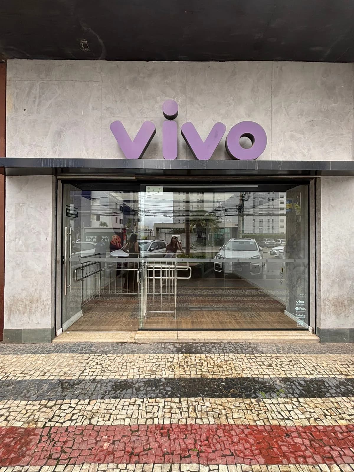Antes da Gigi Bambini: a fachada do ponto na Vila da Serra, ainda com o letreiro da antiga loja da Vivo.