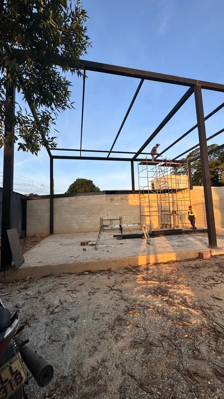 Antes da Altimetria: estrutura metálica montada sobre o chão ainda sem contrapiso, com andaime encostado no muro.